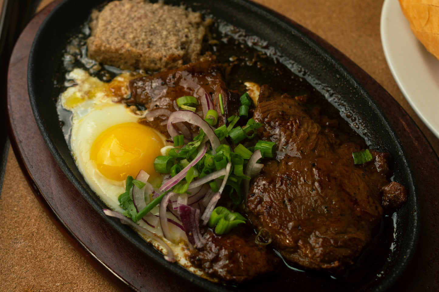S1. Combo beef skillet (Bánh mì chảo)